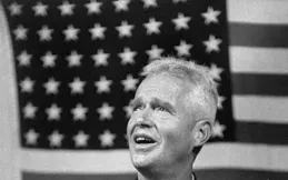 韓戰中，這位美國少將師長被俘，回國前一天他怎樣評價中國的