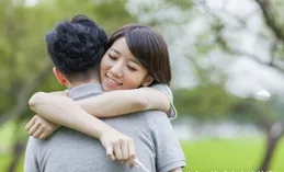 男朋友的外婆過世，他讓我過去陪他，我沒去，然後他就和別人好上了，男人都這麽容易變心的嗎？