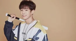 好狼狽！王安宇節目中打水仗假發片掉了！網友：原來男神也要修修