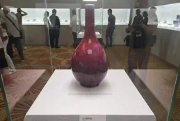 國內30多家國有文物商店齊聚申城，衣著樸素的古玩愛好者居多，花錢卻不吝嗇