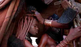 非洲紅泥族：以「赤裸」為美，女人幾乎從不洗澡，男人難活到15歲