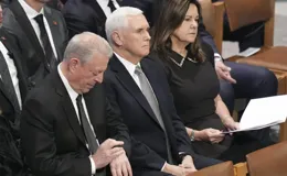 54歲梅拉尼婭陪丈夫赴國葬，「大白領子」太紮眼，卻遭彭斯夫人無視