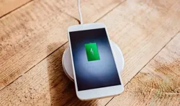 手機的正確充電姿勢，90%的人做錯了！這樣子充電手機容易壞！