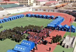 劉亦菲穿著藍色毛衣，溫暖甜美。