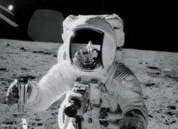 太空人男友從月球回來奄奄一息，嘴裏念叨著：嫦娥不是人別去月球