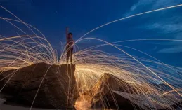 如何看待國內飯圈喜歡「全世界針對我哥哥」敘事？背後的邏輯是什麽？