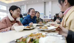 學生喊老公2來電話！老師們哄堂大笑，女教師大羞，一把搶過手機