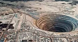 出門在外，身份都是自己給的。只要你敢信，我就敢編