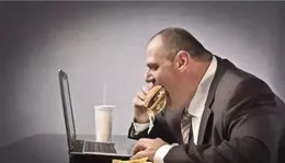 83 歲院士自曝每天熬夜到 2 點：科學不可能靠上班 8