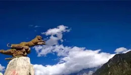 雪山藍湖映雄姿，駿馬奔騰展風華——詩詞鑒賞