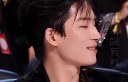 星光大賞李現與王鶴棣同坐，目睹cp被拆憋笑，場外卻被網友偶遇！