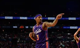 太陽正式爆發內訌！布克帶頭孤立比爾，全隊慶祝唯獨他一人站旁邊