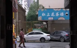 理發師曉華太牛！一把剪刀拉動1.8億，如今把理發店開到春晚後台