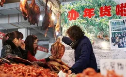 身邊的年味｜新居民采購年貨返鄉過年，海鮮幹貨特產受歡迎