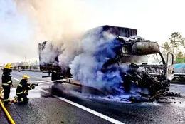 黑煙騰空而起！滿載快遞的貨車受撞擊起火……