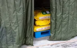 前員工舉報一糧企將過期米銷往鄉村學校，官方已立案偵查，若屬實涉事公司需要承擔什麽法律責任？