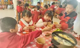 萌娃齊聚「圍爐」宴 閩南年味嗨翻天