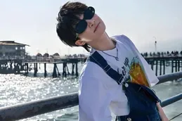 被官方點名表揚的周深，才配稱歌皇！