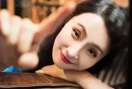 盤點小陶虹的絲襪造型，肉色與黑色拼湊出成熟女人的魅力