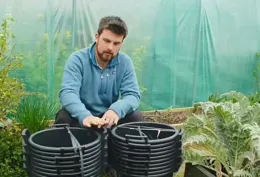 小夥種「一米菜園」，吸引240萬人圍觀，還沒賣菜，就掙了上百萬