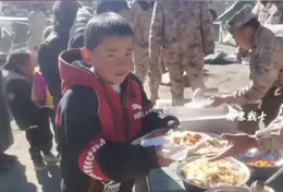 解放軍戰士與小女孩的舞蹈，成為西藏地震央最溫暖的畫面