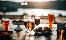 晚上吃什麽食物容易傷胃？醫生建議：到了晚上，這7物盡量不要吃