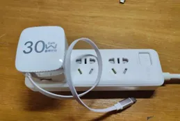 實力線上，輕巧隨行！飛毛腿30W內建線雙口充電器評測