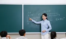 當同班同學成了班主任同事，教齡卻比班主任還長？簡直不要太現實