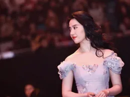 劉亦菲和安妮兩位美女同框，寶格麗總裁站中間，笑得合不攏嘴