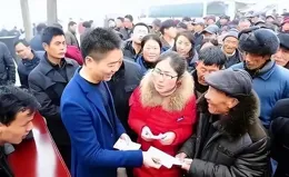 劉強東每次回老家都發錢，祖宅卻被潑油漆，網友：升米恩，鬥米仇