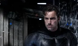 蝙蝠俠放在現實社會和馬斯克財力差不多吧？