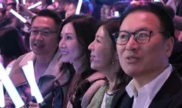 61歲鄺美雲看華仔演唱會，穿風衣紮丸子頭超驚艷，狀態不輸王菲