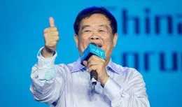 同樣是衣錦還鄉，劉強東和曹德旺做法為何大不相同？