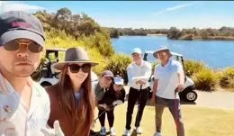 周杰倫曬兒女照，大女兒可以背小女兒了，一家人溫馨甜蜜