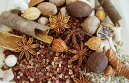 魚腥味難去掉？過年燉魚放這些調料，魚肉出鍋香味撲鼻，越嚼越香