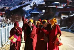 在西藏，「達賴」與「班禪」到底是什麽關系？二者誰的地位更高？