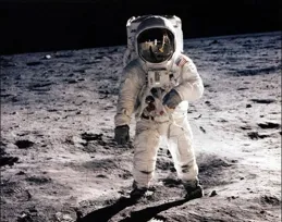 我丈夫登月回來後瘋了，八年後我女兒再次登月，她：我看到嫦娥了