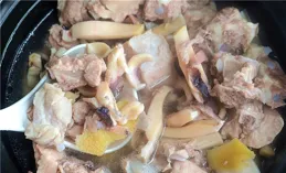 排骨湯，千萬不要直接燉！一個小訣竅，湯汁不腥，肉嫩湯鮮！