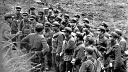 兩越軍上一刻還在有說有笑談戀愛，下一刻就成了我軍的俘虜