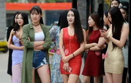 上海真不愧是「美女之都」：滿街光腿+風衣，長褲秀腰賺足回頭率