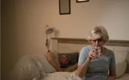 「睡前喝水」是錯的？65歲以後，每天喝多少水合適？醫生告知實情