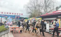 暖心！武警官兵助迷路女孩找到家人