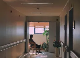 表妹結婚借走我金手鐲後遺失，我：沒關系，那是假的，她卻急瘋了