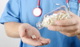 腦梗治療出院後需要終身服藥嗎？醫生：只有少數人不需要