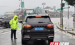 張家界市交警支隊直屬二大隊：全警上崗到一線 雨中執勤保暢通（組圖）