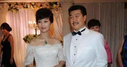 大年初七，劉璇為老公慶祝48歲生日，和公婆同框，三代同堂好幸福