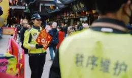 「外灘最美女警」過年值守，包裏總藏著好東西