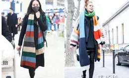 藍色微喇牛仔褲搭配，都市街頭流行款式，大方得體舒適！