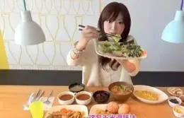 吃咖哩飯也有規矩？禮儀講師斥波瑠失禮，醬汁擺放竟暗藏玄機！