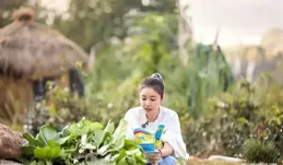 林心如帶火了一種初春新穿法：「衛衣+牛仔褲+羊角辮」，時髦減齡